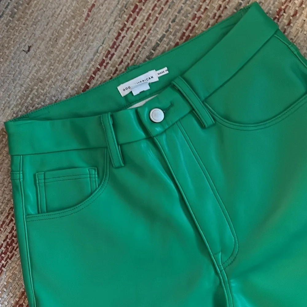 GOOD AMERICAN “Icon Fit” faux leather pants in Kelly green!